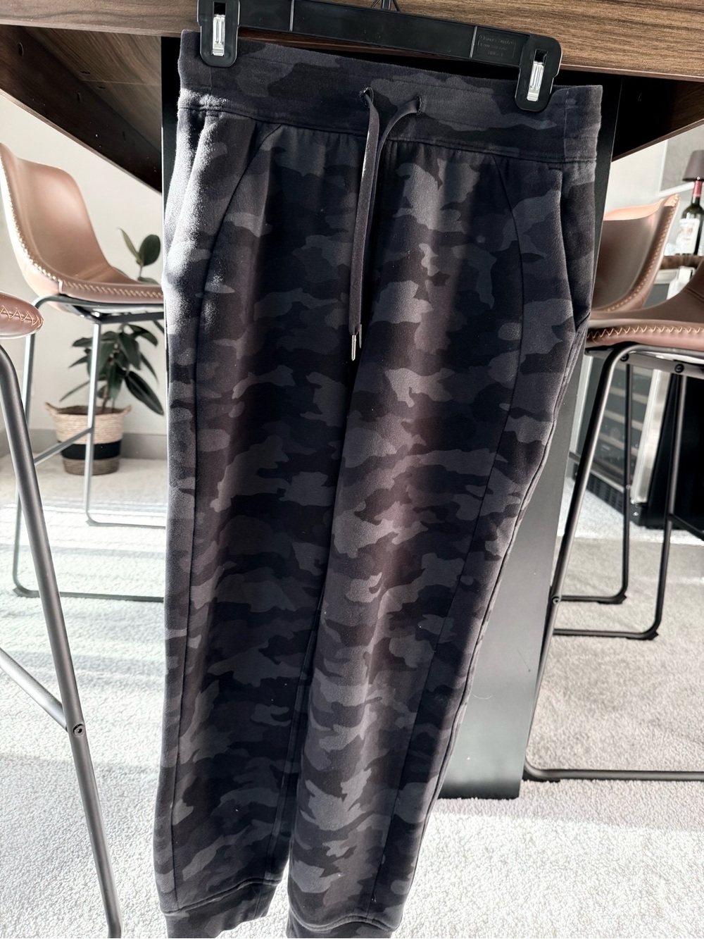 Lululemon Women’s Black gray Camo Jogger Sweatpants size 4 great used condition. - Picture 2 of 8